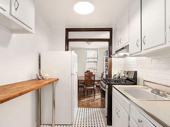 4th image of 31-85 Crescent St #212