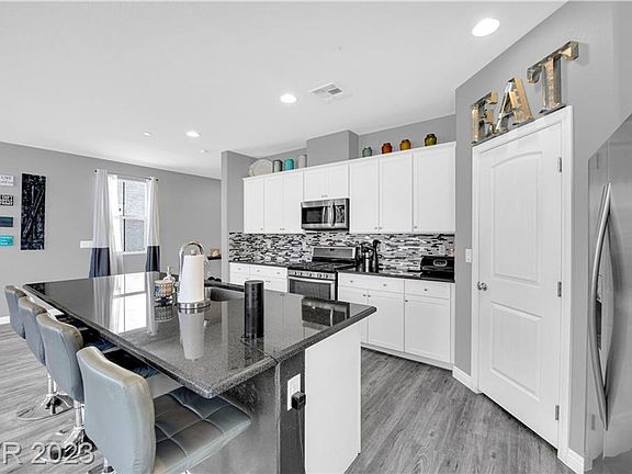 3rd image of 975 Harbor Ave