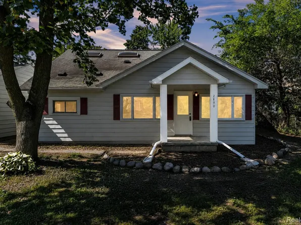 2890 Beland Ave, Keego Harbor, MI 48320