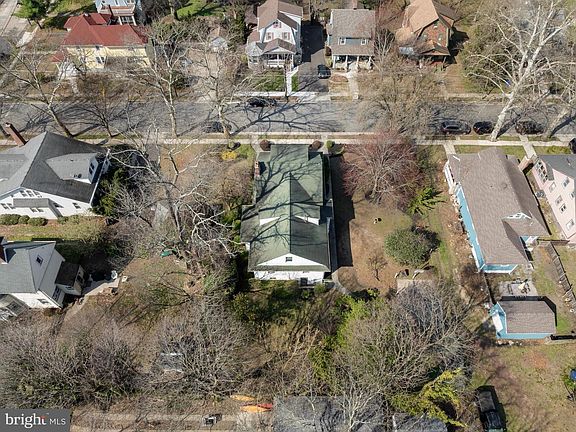 4th image of 117 Leslie Ave