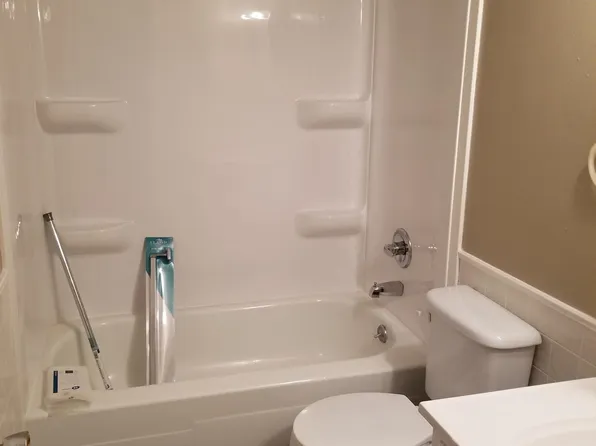 403 W Short St APT 6, Solon, IA 52333