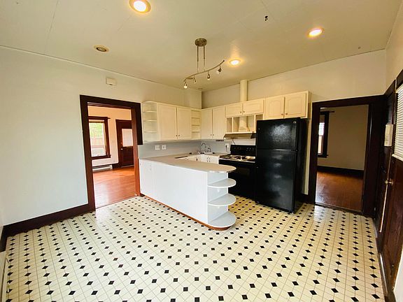 4th image of 335 E 12th St