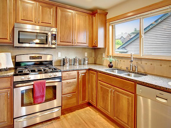 Main floor: Kitchen
