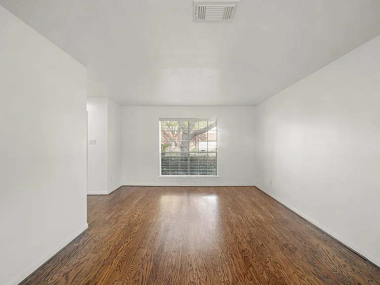 2208 Day Dr — Photo 2
