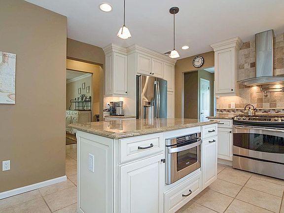 3rd image of 8 High Gate Dr
