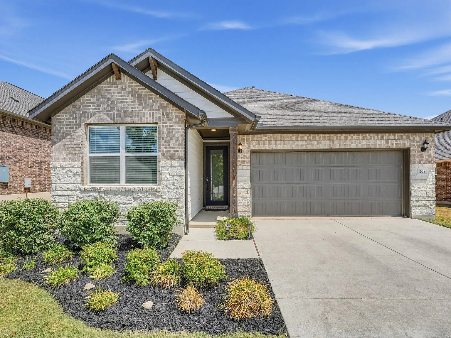 4 bed, 2.0 bath, 1831 sqft, $2,250 — Photo 1