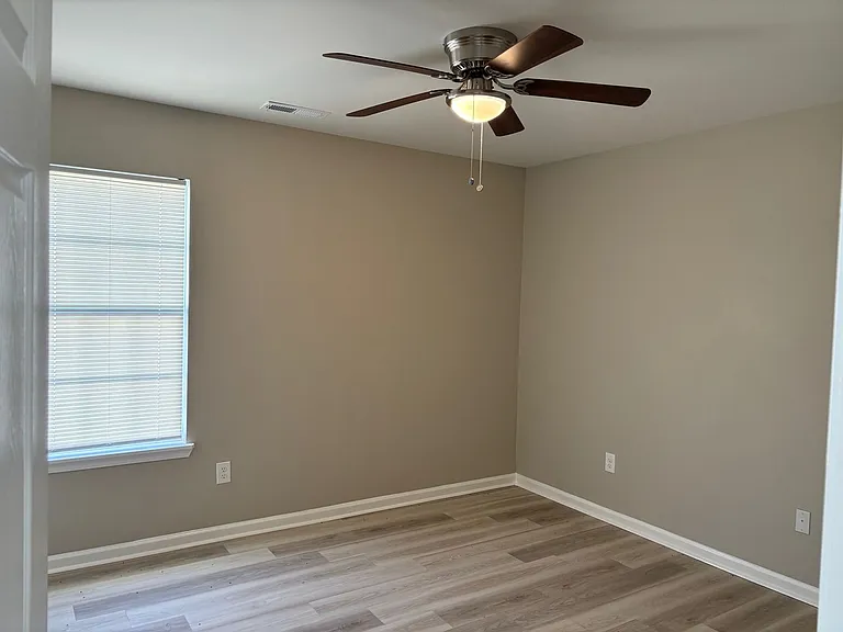 215 Paramount St — Photo 14