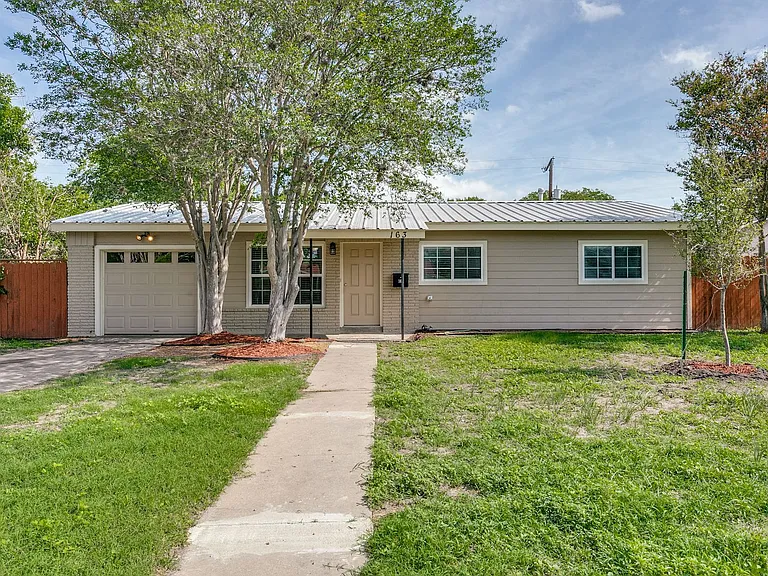 163 Antrim Dr — Photo 2