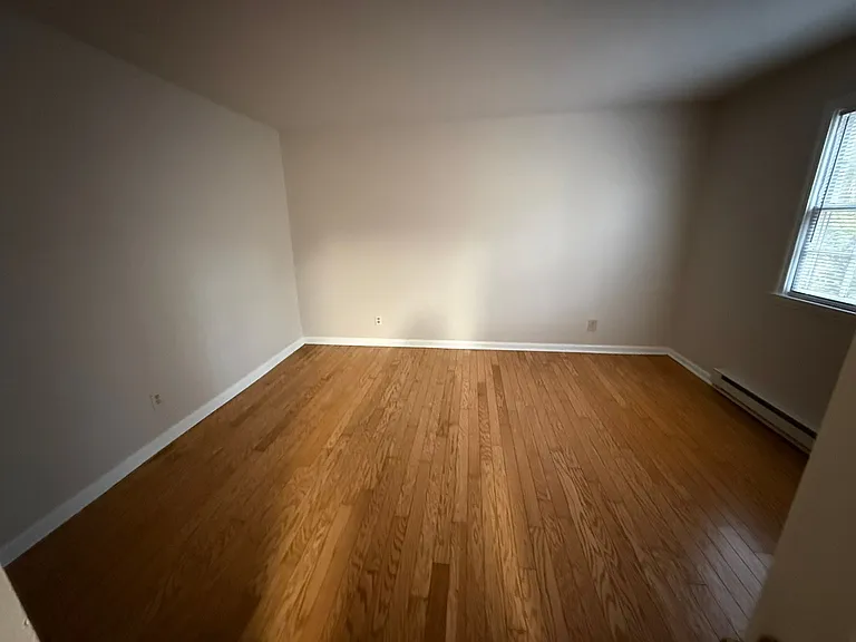 Adorable 1 Bed 1 Bath Apartment with hardwood floors! Washer/Dryer included! — Photo 11
