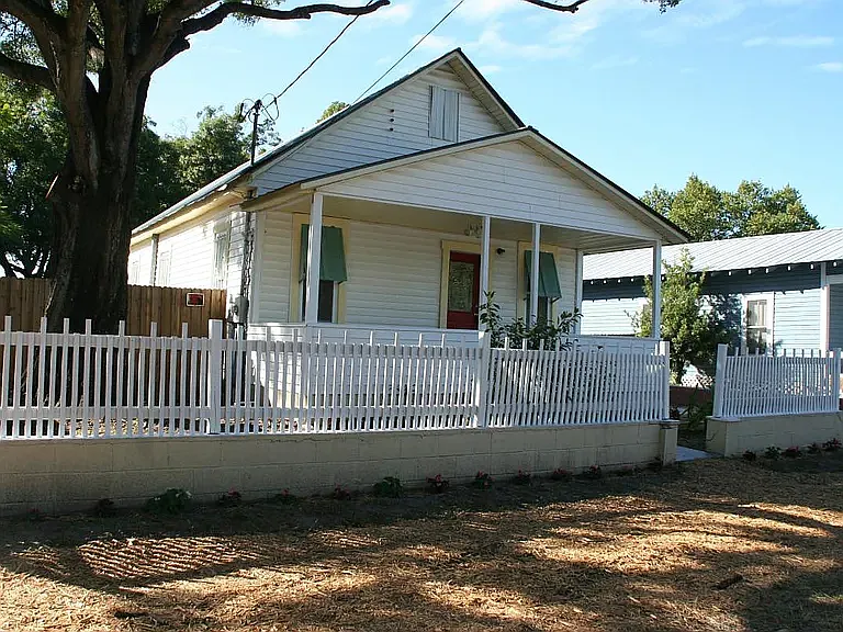 3 bed, 888 sqft, $2,300 — Photo 2