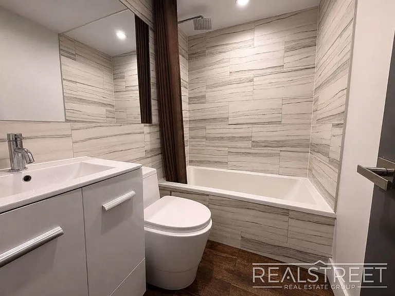 138 Cornelia St #1 — Photo 10
