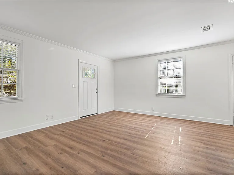 5213 Pineview Ln S — Photo 3