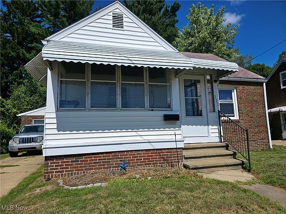 3rd image of 327 Robinson Ave