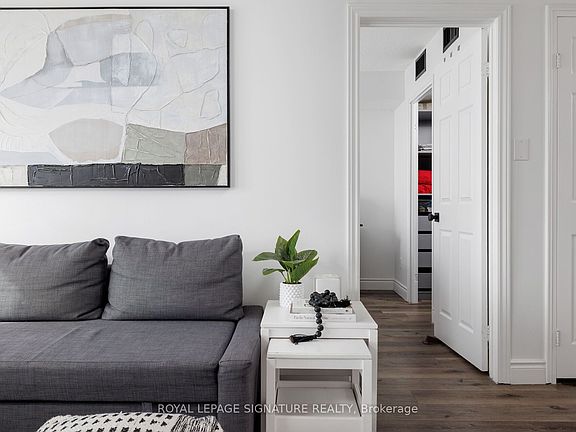 4th image of 880 Dundas St W #909