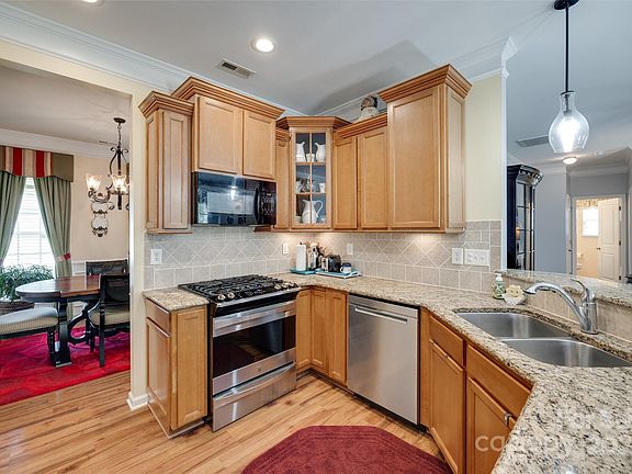 5th image of 1930 Caprington Dr