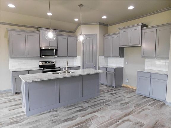 4th image of 3208 Windcrest Dr