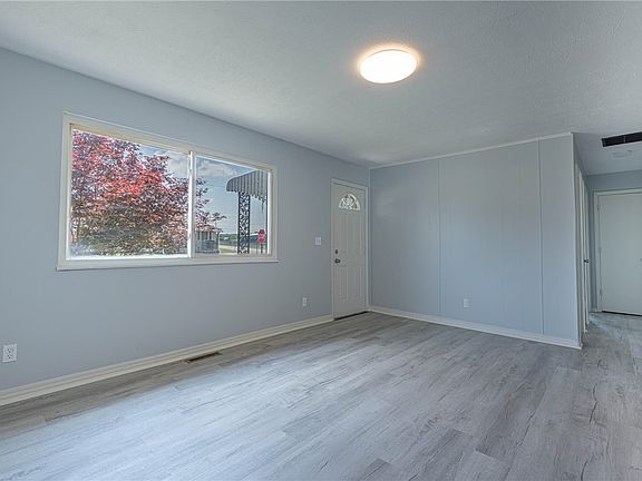 5th image of 653 S Douglas Ave