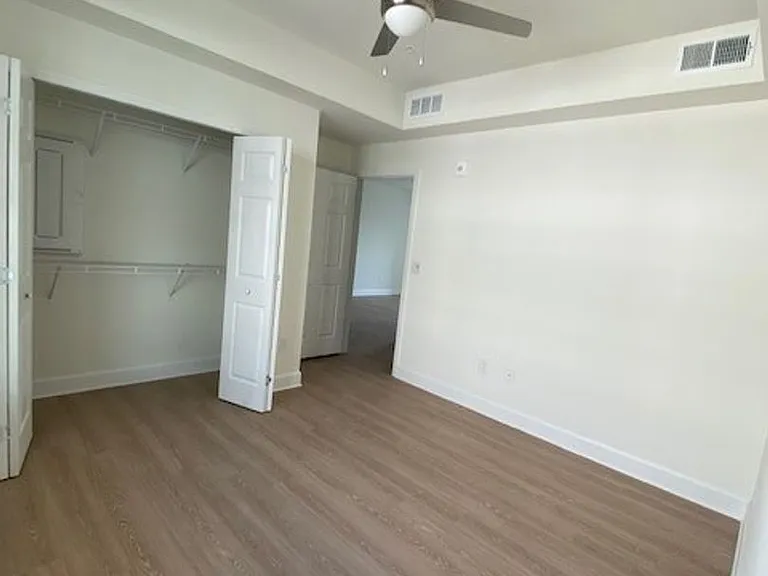 San Carlos Apartments — Photo 16