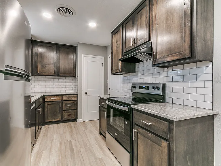 202 Thompson Dr — Photo 2