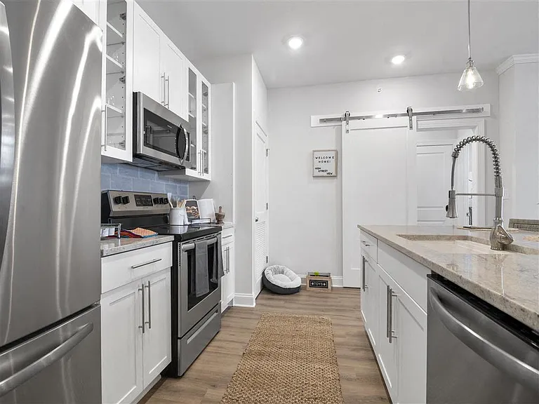 High Street View Luxury Apartments — Photo 31