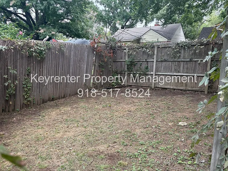 E 15th St Duplex — Photo 8