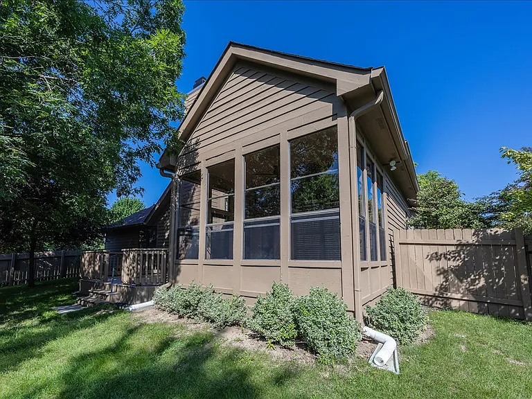 11179 Avery Row — Photo 31