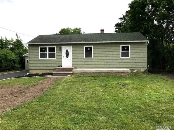 136 Garden City St, Bay Shore, NY 11706