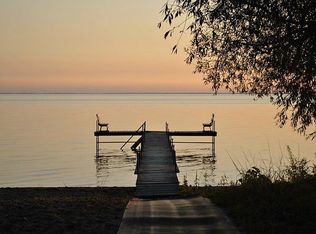 827 Oakwood Beach Rd, Luxemburg, WI 54217