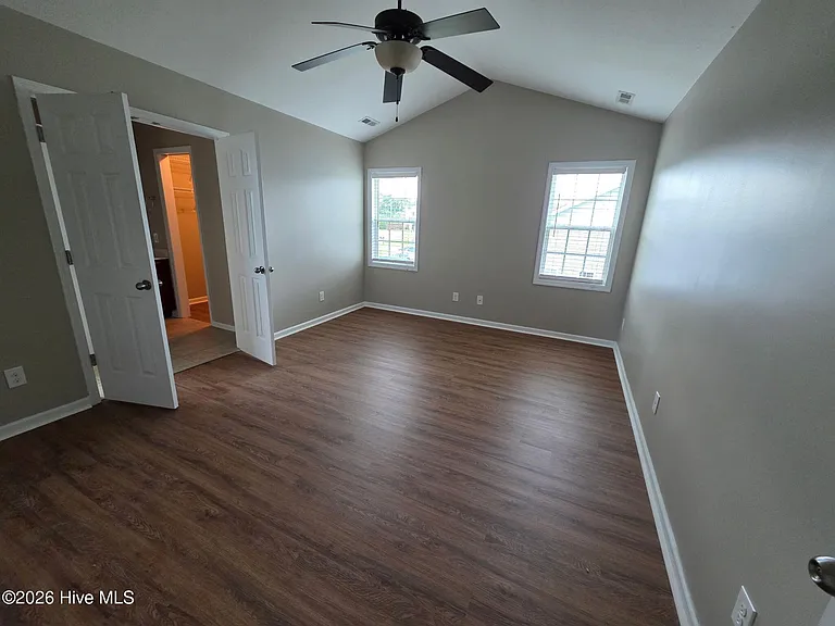 407 John Deere Ct — Photo 10