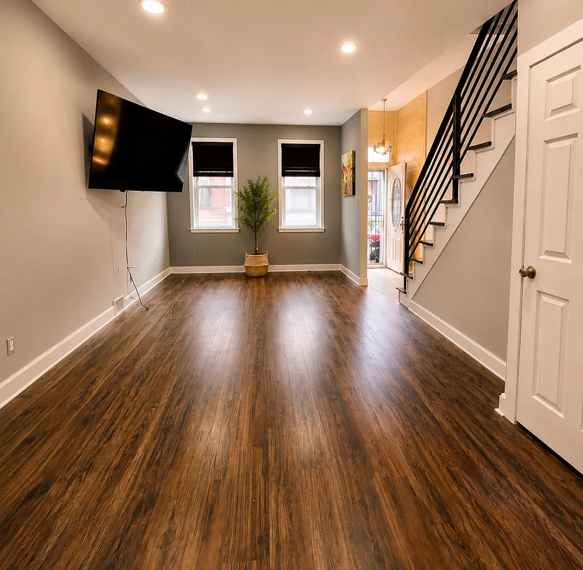 Charming 3-Bedroom Townhome with Private Yard in Point Breeze/Newbold — Photo 4