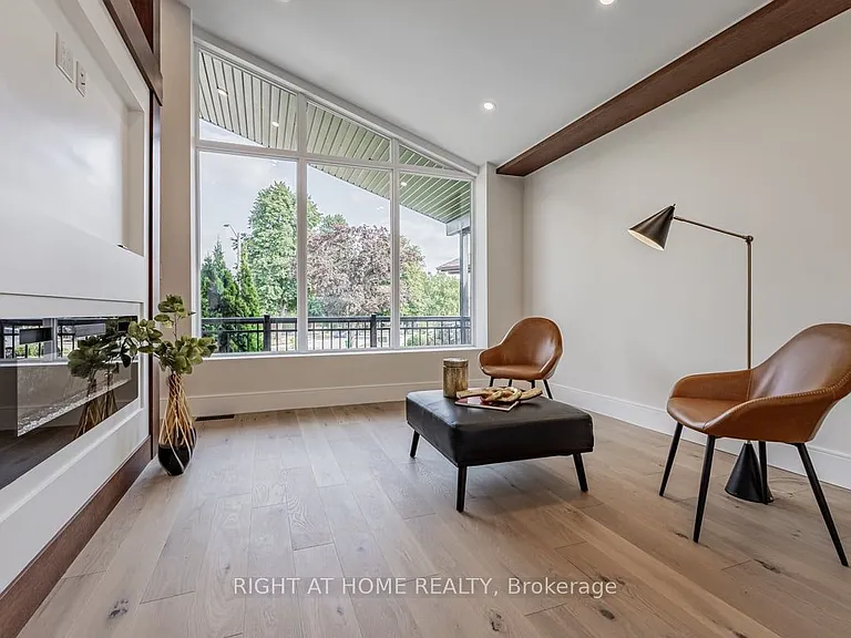 690 Hillman Cres — Photo 4