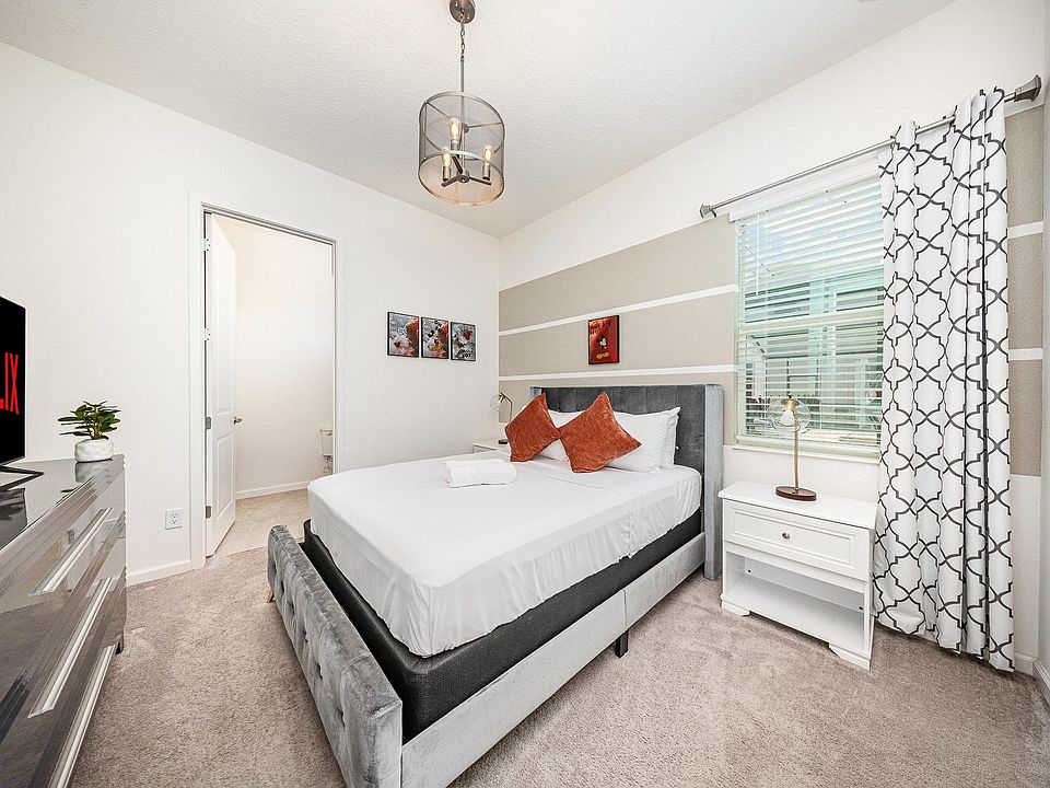 Cozy first-floor room with a private ensuite bathroom. Enjoy a stylish space with natural light, a comfortable bed, smart TV.