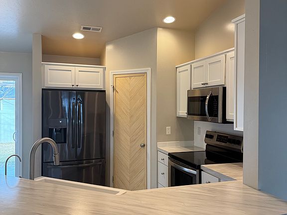 5th image of 784 Canyon Crest Dr