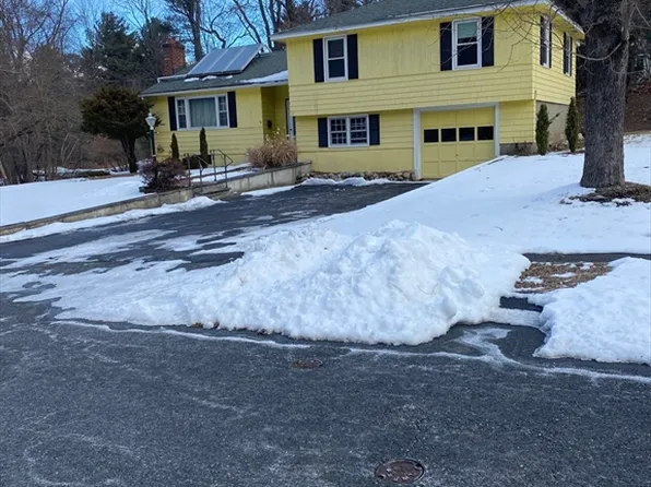 19 Saunders Rd, Lynnfield, MA 01940