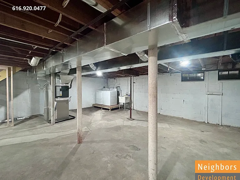 2390 Crestview Dr SW — Photo 24