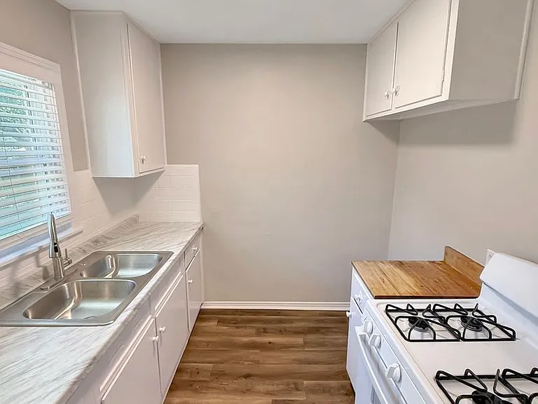 5017 Fairfax St — Photo 8