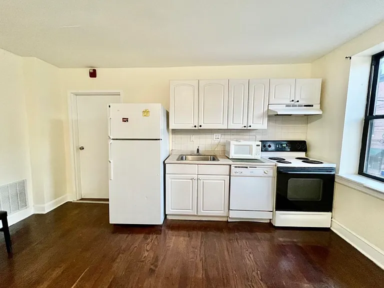 252-254 South St #2 — Photo 2