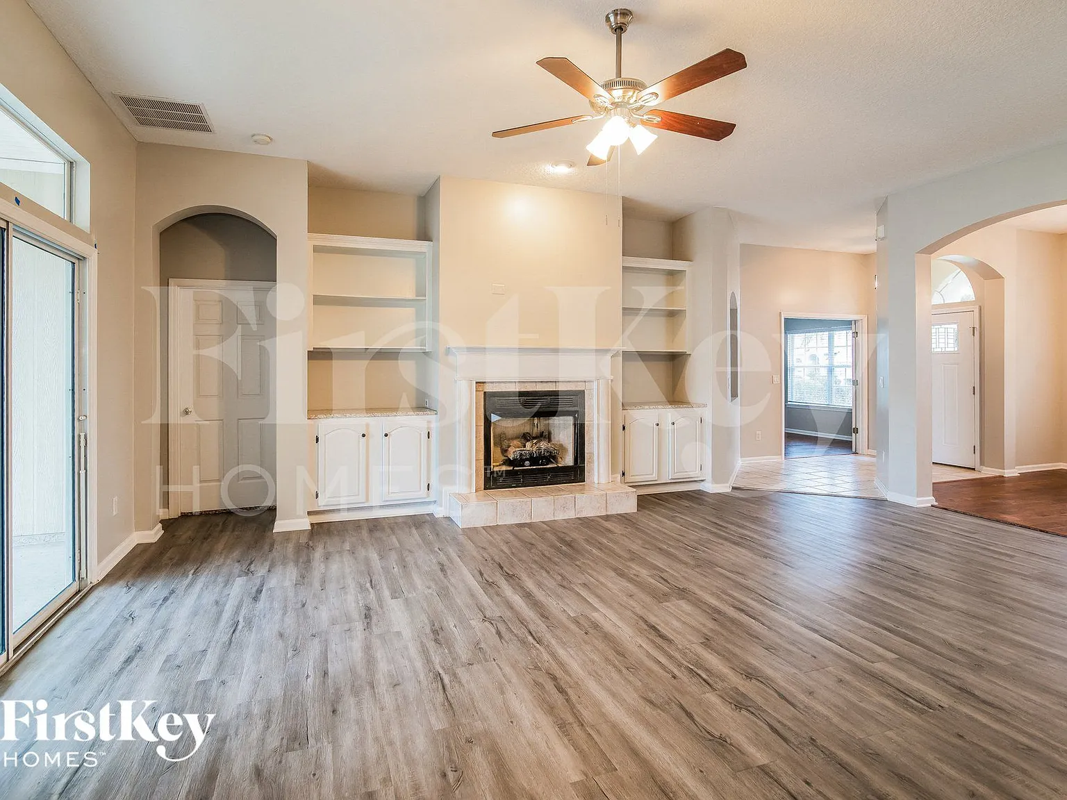 4 bed, 2.0 bath, 2005 sqft, $2,335 — Photo 2