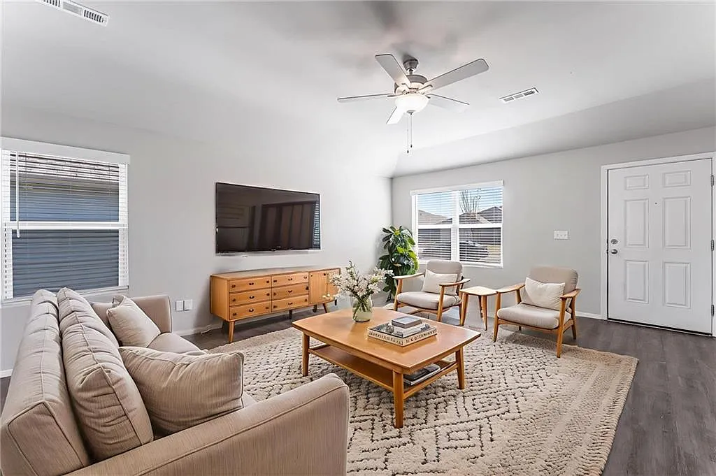 3 bed, 1440 sqft, $800 — Photo 2