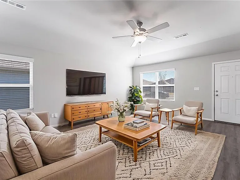 980 E Starling St — Photo 2