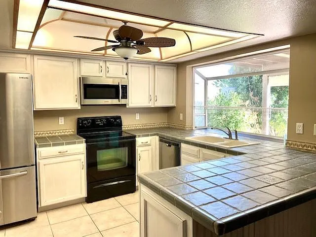 405 E Marigold Ln — Photo 5