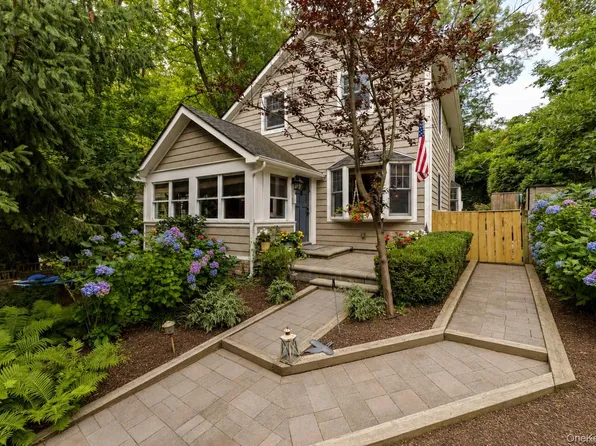 18 Walnut Avenue, Setauket, NY 11733