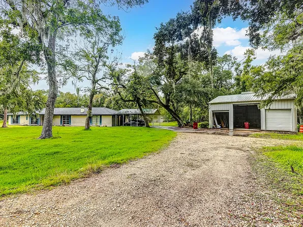 8444 Plantation Dr, West Columbia, TX 77486