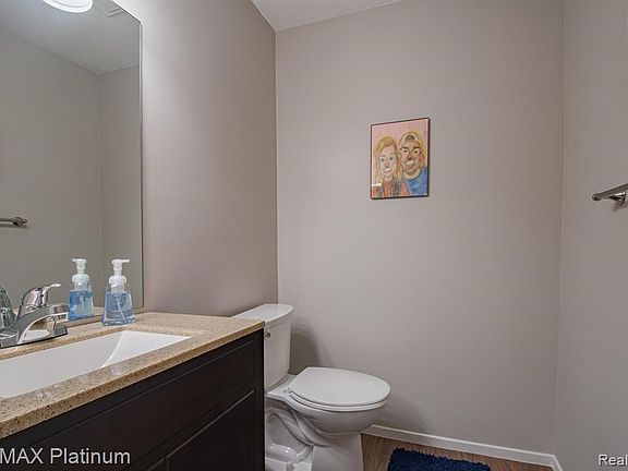 4th image of 1073 Lake Park Cir