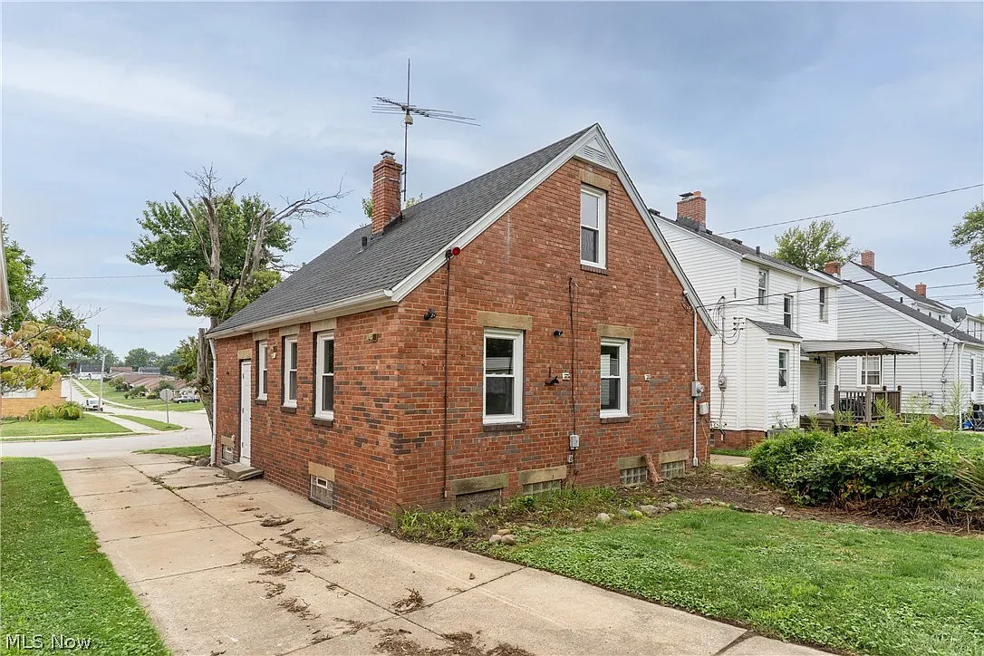 3 bed, 1.0 bath, 1087 sqft, $1,675 — Photo 3