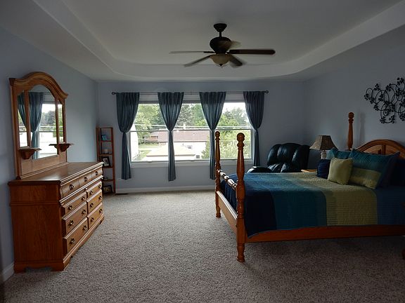 4th image of 164 Oak Ave