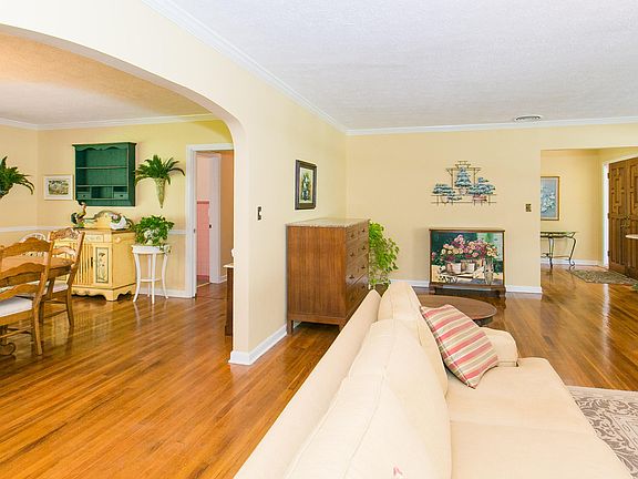 5th image of 7125 Salamanca Ave