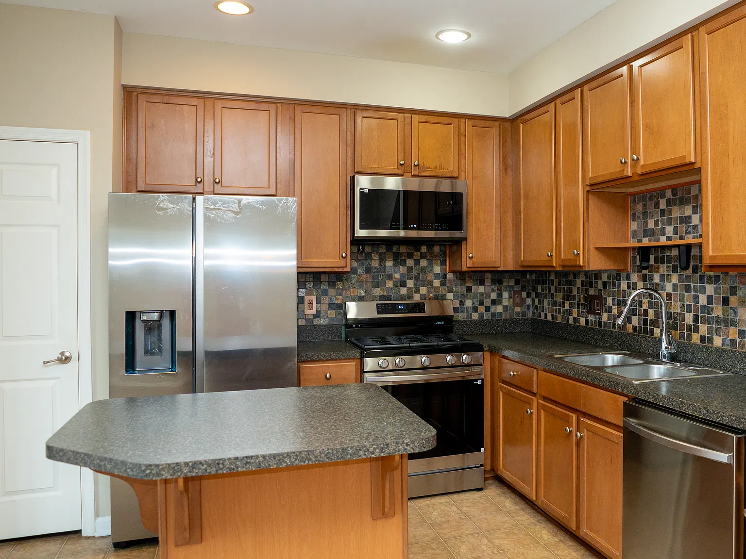 3 bed, 2552 sqft, $2,950 — Photo 2