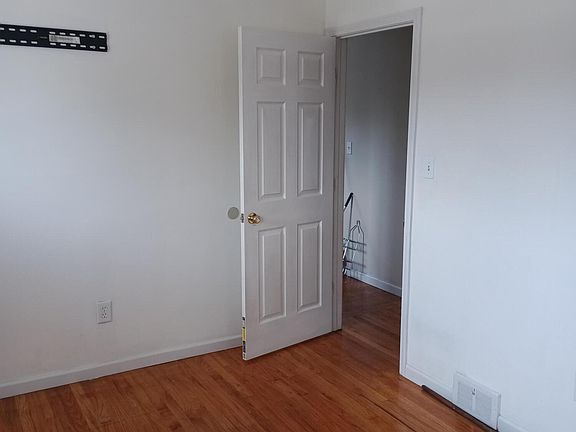 4th image of 3750 W Buena Vista St