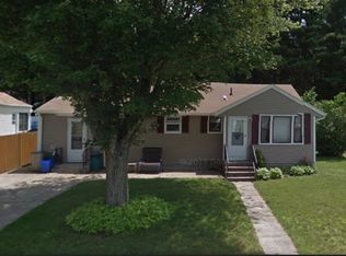 9 Cresant Dr, North Providence, RI 02904